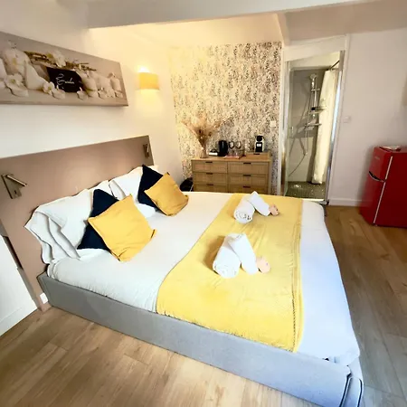 Lovely With Private Terrace In Prime Area Apartment Paris